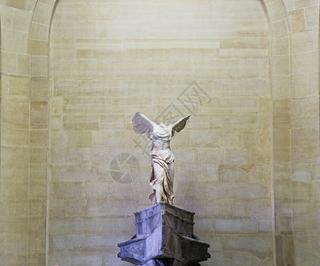 法国巴黎卢浮宫古希腊胜利女神像高清图片