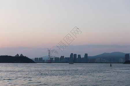 渐变色天空夜幕降临渐变色的海边城市背景