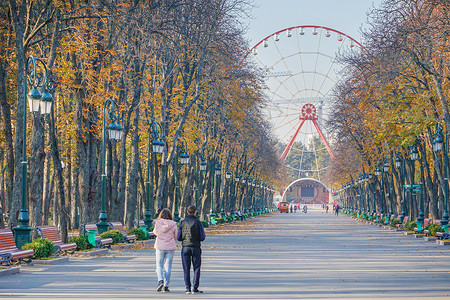 乌克兰摩天轮摩天轮下的情侣背景