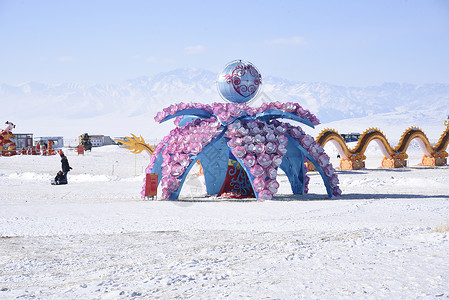 新疆赛里木湖冬季风景及春节装饰背景图片