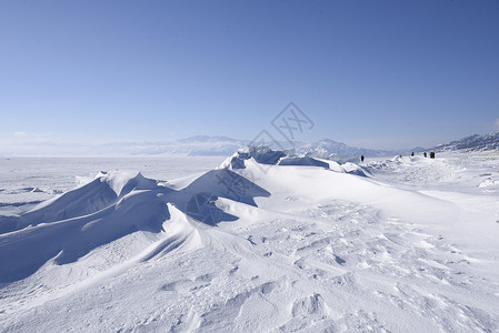 雪山行走新疆赛里木湖冬季雪山背景