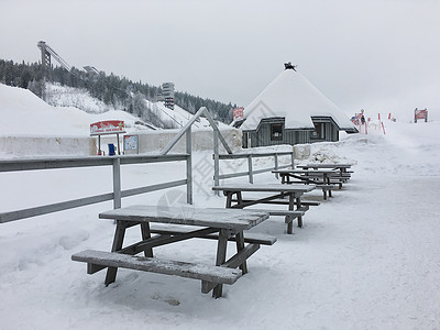 芬兰滑雪芬兰洛瓦涅米冰雪世界里的木桌椅背景