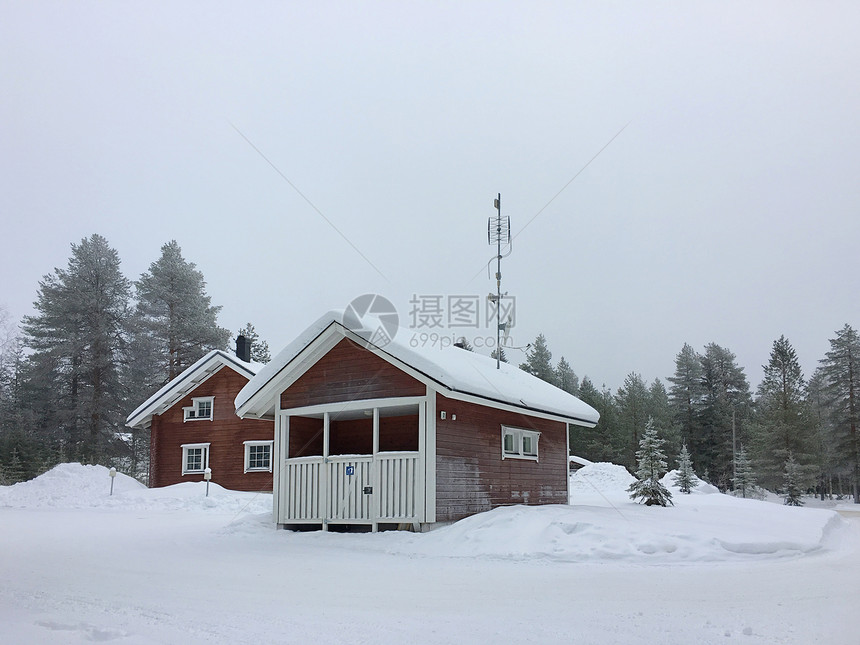 芬兰洛瓦涅米森林中的雪屋图片