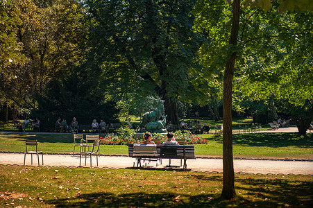 法国卢森堡公园椅子上的人高清图片
