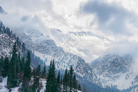 高原雪地哈萨克斯坦达塔利加尔山雪山背景