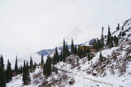 加乌拉山口哈萨克斯坦达塔利加尔山雪山背景