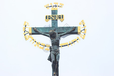 十字架上的耶稣布拉格查理大桥上的巴洛克雕像背景
