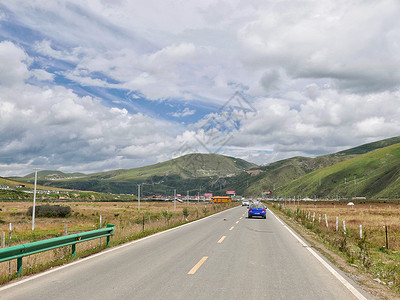 川西甘孜州笔直延伸的公路背景图片