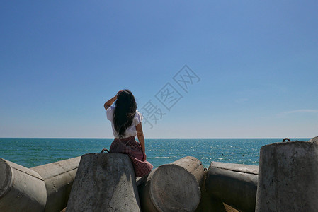 美蓝色大海海边远眺的美女背影背景