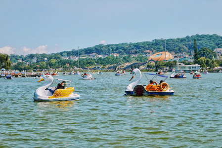 越南大叻春香湖湖面游船背景