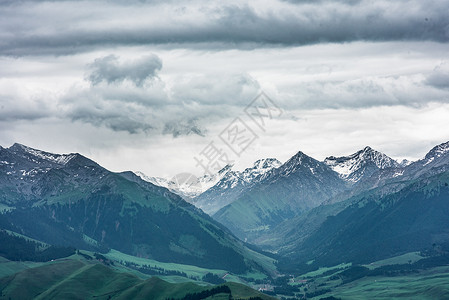 山地美景新疆天山草场雪峰美景背景