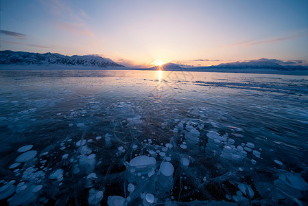冬季落日新疆冰炮湖背景