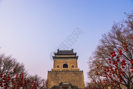 北京钟楼古建筑挂红笼高清图片
