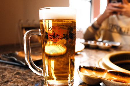 日式居酒屋扎啤啤酒图片