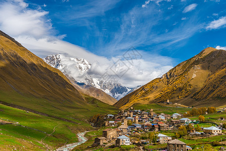 格鲁吉亚乌树故里的山下村落背景