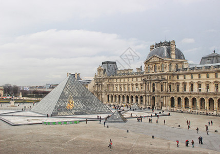法国巴黎卢浮宫背景图片