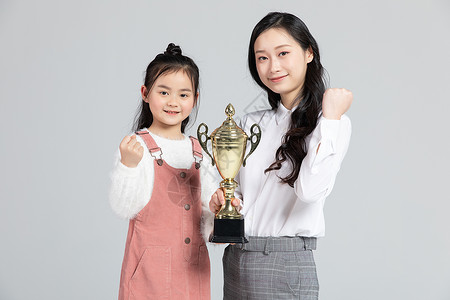 拿奖杯的小孩获得奖杯的小女生背景