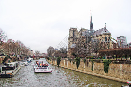 塞纳河畔的巴黎圣母院图片