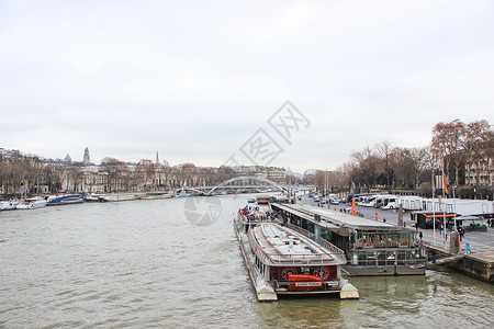 巴黎塞纳河上的游船高清图片
