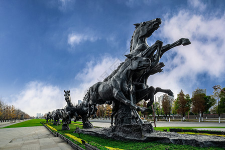 中央广场奔腾的马雕塑背景