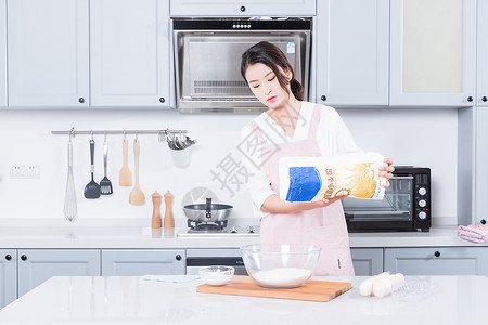 年轻女性烘焙背景图片