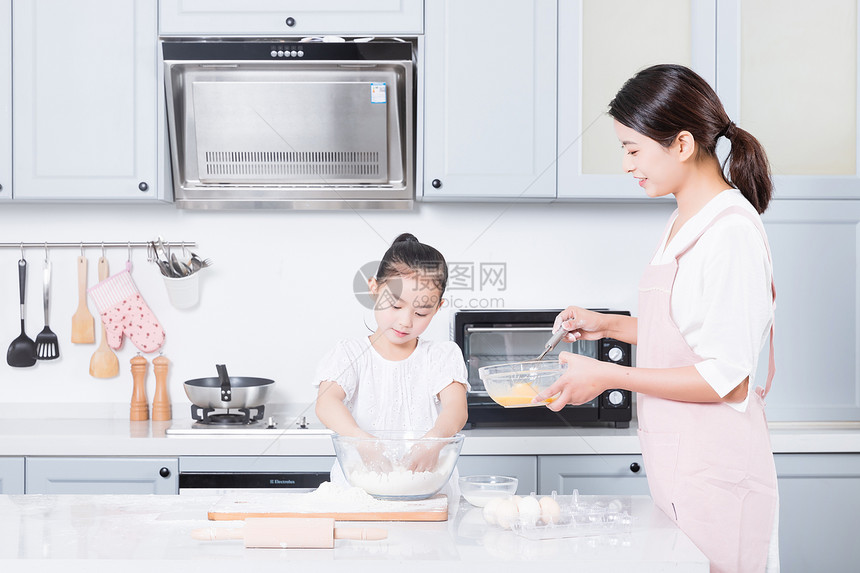 妈妈和女儿烘焙图片