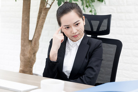 女性职场困惑思考图片