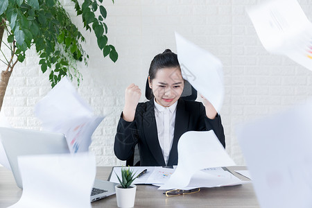 释放自我女性职场压力背景