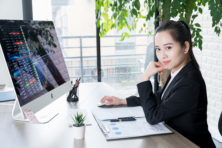 女性职场股市分析图片