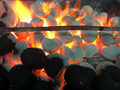 燃烧的木炭烤火取暖高清图片