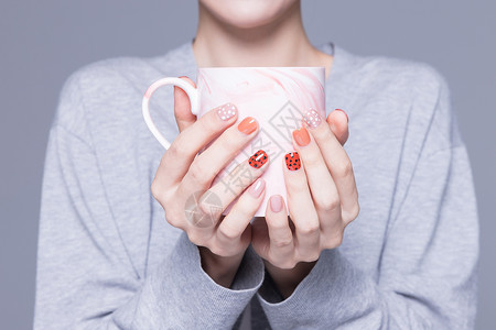 女性与昆虫女性美甲手捧水杯特写背景