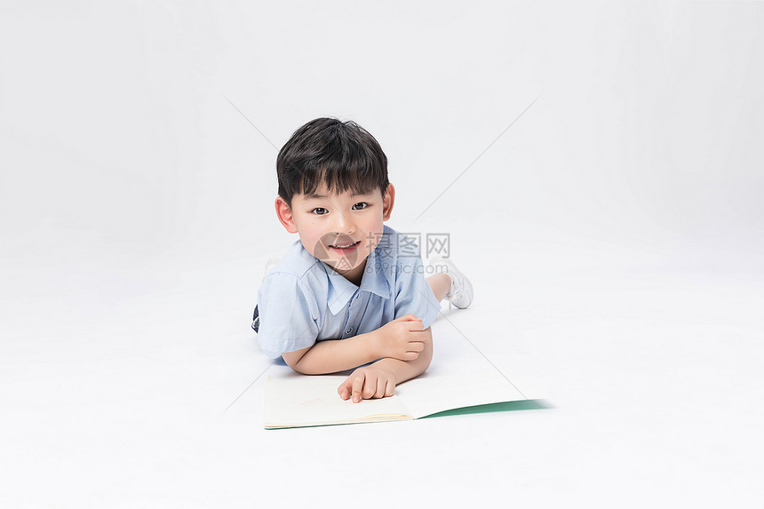 小男孩看书图片