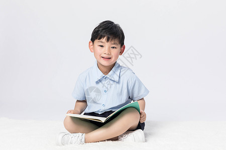 可爱孩童小男孩看书背景