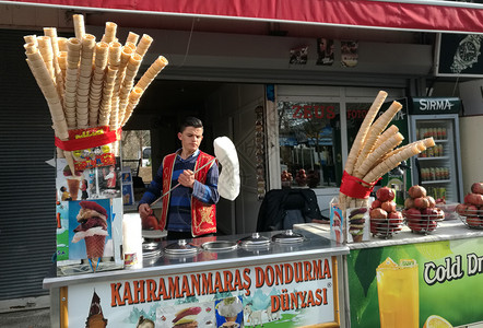 有肖像权土耳其旅游当地的冰淇淋（该图片未获得人物肖像权， 不建议商用）背景