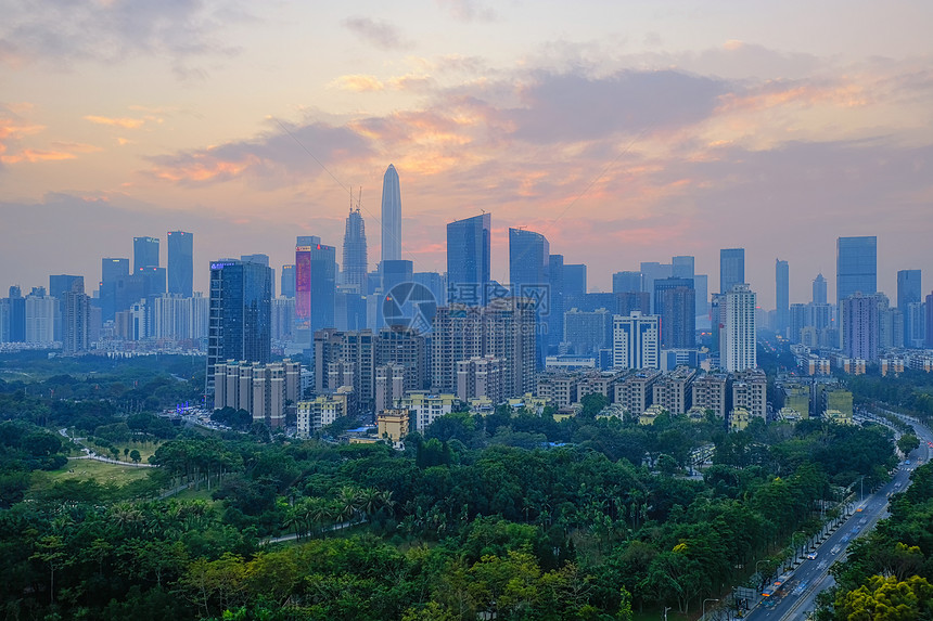 晚霞中深圳城市高楼大厦图片