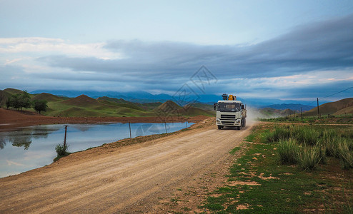 尘土飞扬的新疆村庄道路背景