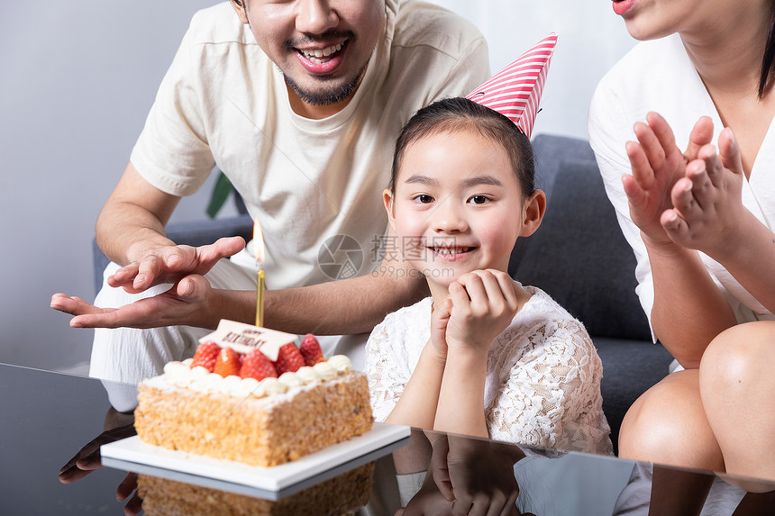 一家三口庆祝生日图片