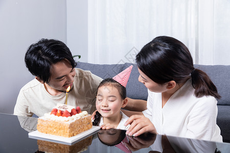 一家三口庆祝生日背景图片