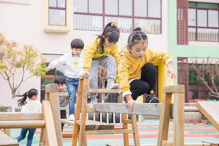 幼儿园小朋友课间玩耍背景图片