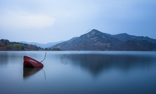 一代佳人在水一方背景