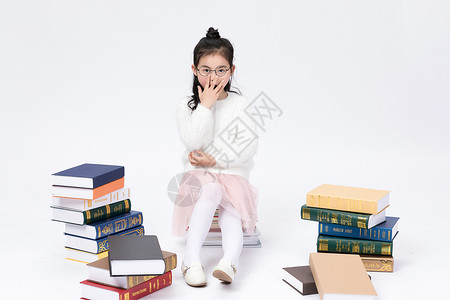 小女孩看书学习图片