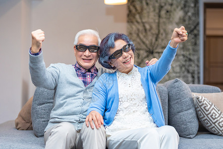 家庭3d素材戴3D眼镜的老年人形象背景