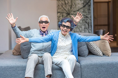 家庭3d素材戴3D眼镜的老年人开心形象背景