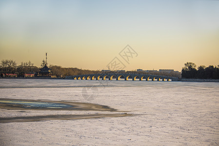 颐和园十七孔桥的冬天雪景图片