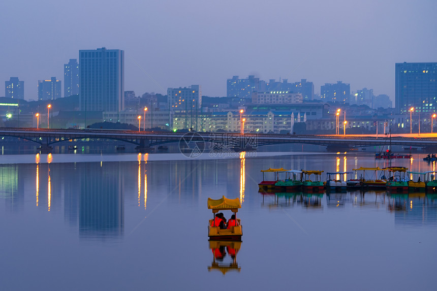 夜晚湖中划船的游人图片