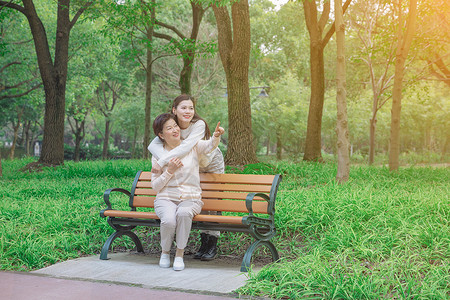 母女公园休息背景图片