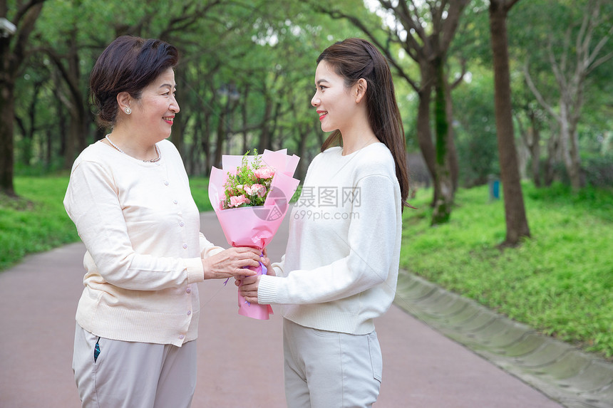 女儿送母亲鲜花图片