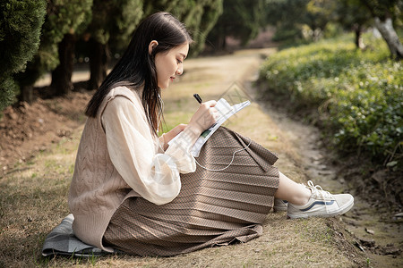 美女户外读书背景