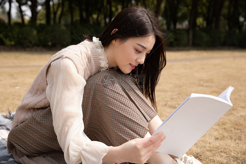 美女户外读书图片