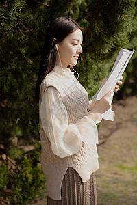 美女户外读书背景图片